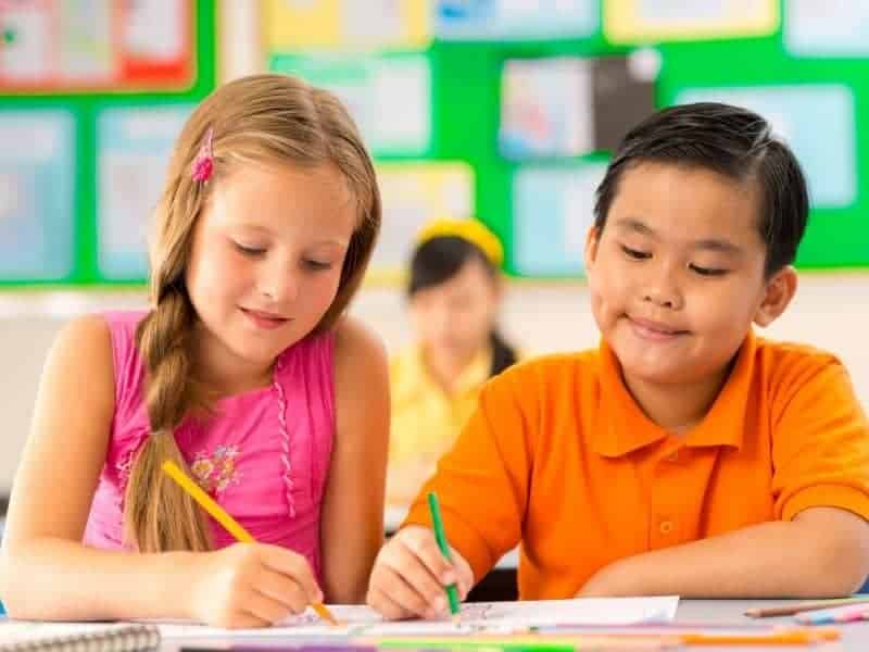 Antalya’da pedagog, klinik psikolog ve bebek psikoloğu Afife Selvitopu tarafından çocuğun ilk sınıf arkadaşıyla ilişki sürecine yönelik hizmetler görseli