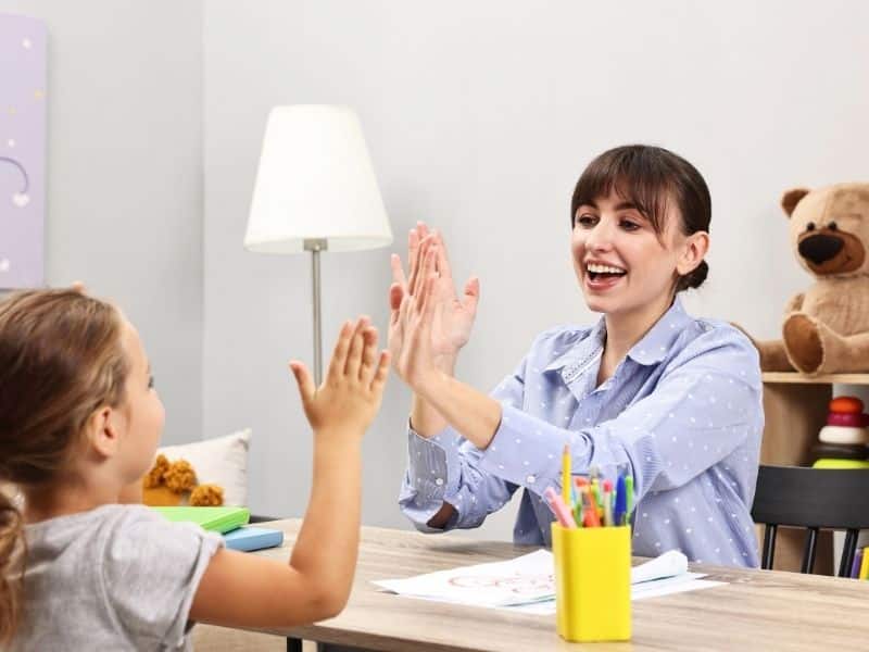 Çocuk psikoloğu olma sürecini temsil eden eğitim ve öğrenme temalı görsel