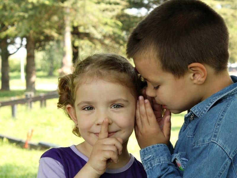 Çocuklarda sır tutma davranışının psikolojik nedenleri