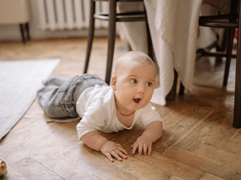Sinirlenen bir bebeğin ebeveyniyle güvenli temas anı