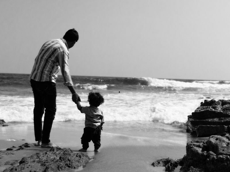 Baba ile çocuğun güvenli bağ kurduğu anı temsil eden görsel