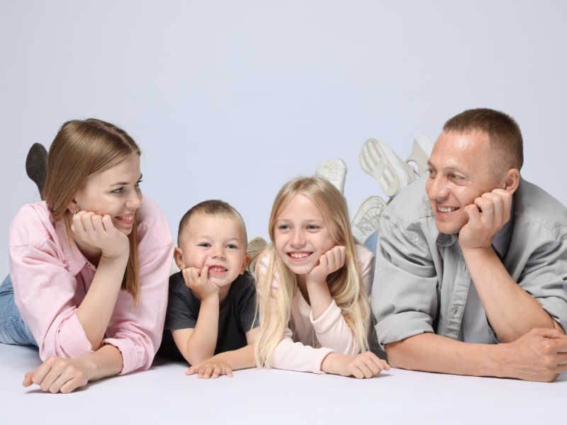 Aile içinde mutlu çocuk ve ebeveyn iletişimi