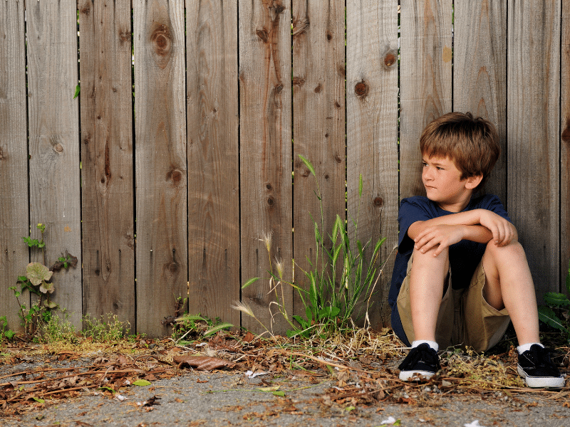 Arkadaş edinemeyen çocuğun yalnız oturduğu ve üzgün göründüğü sahne