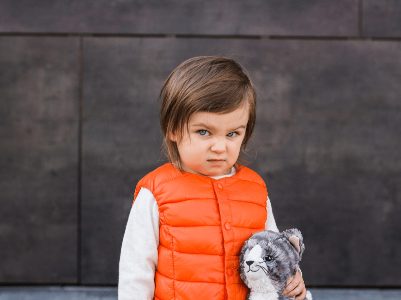 Oyun kaybettiği için üzgün ve öfkeli görünen çocuk