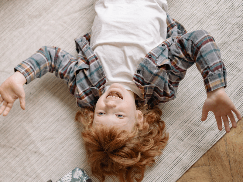 Oyun oynarken kendi kendine konuşan küçük çocuk