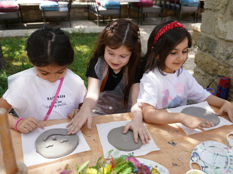 Çocuklarda takıntılı davranışlar yaşayan çocuk ve düşünceli ebeveyn