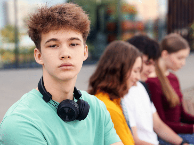 Düşünceli ve saklama davranışı gösteren ergen çocuk