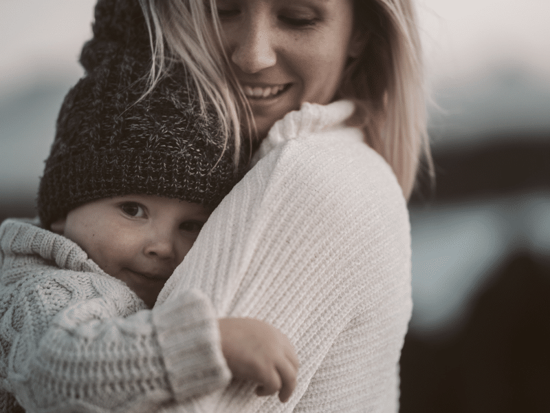 Annesine sarılan ve güven arayan küçük çocuk