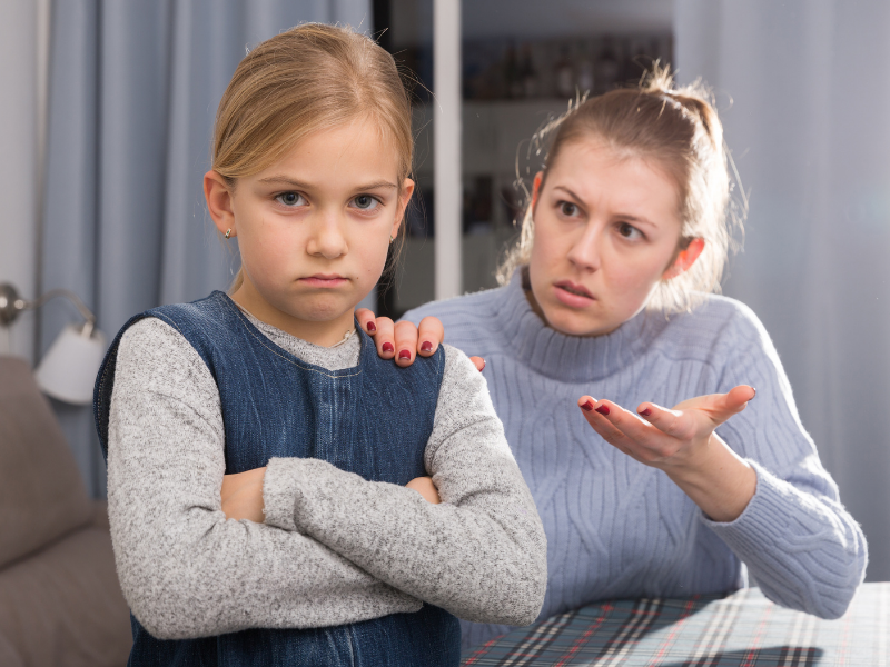 Azarlanan üzgün çocuk