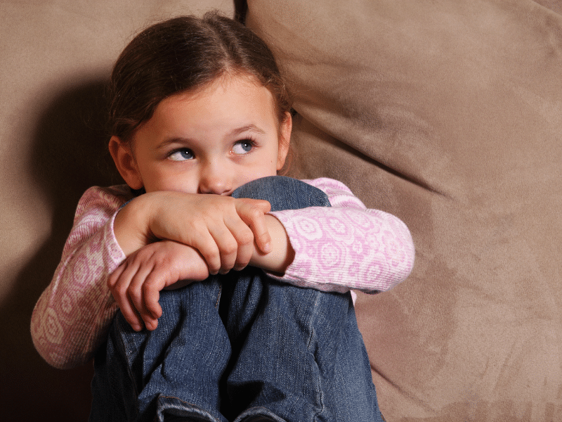 Yüksek sesten korkan çocuğun kulaklarını kapattığı an