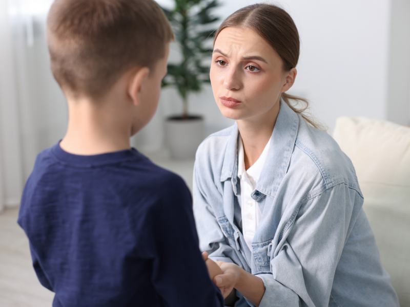 Travma yaşayan üzgün çocuk