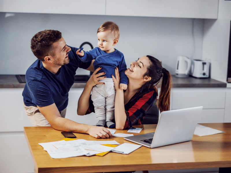 Tek çocuk olarak büyüyen mutlu çocuk ve ailesi